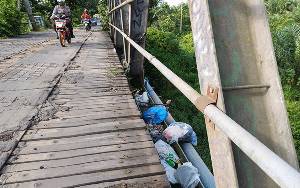 Miris, Ada yang Sengaja Buang Sampah di Jembatan Sungai Mentawa
