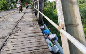 Soal Warga Buang Sampah di Jembatan Sungai Mentawa, Begini Kata Camat Mentawa Baru Ketapang