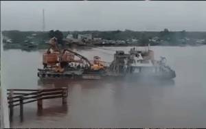 Beredar Video Kapal Membawa Crane Diduga Tabrak Jembatan Pulau Telo Kapuas