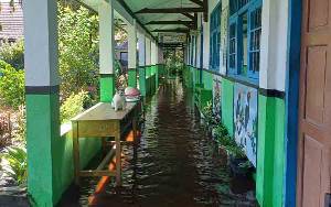 Ruang Kelas SDN 3 Sawahan Mulai Digenangi Banjir 