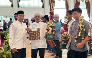 Masjid Tajuddin Terima Penghargaan Atas Raihan Terbaik I Pawai Gebyar Gema Takbir