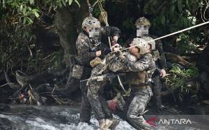 TNI AL dan USMC Adakan Latihan Infiltrasi Seberangi Sungai di Sukabumi