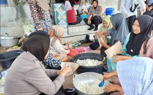  Warga Swadaya Bangun Dapur Umum untuk Korban Banjir Sampit