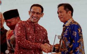 Pj Bupati Barito Utara Terima Penghargaan dari Mendikbud Ristek