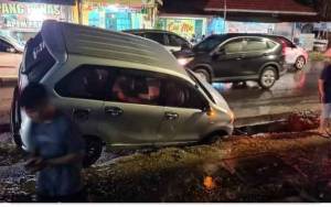 Jalan Berlubang Simpang Garuda - Rajawali Sering Makan Korban, Warga Minta Segera Diperbaiki
