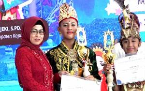 Apresiasi Lomba Fashion Show Busana Adat Nusantara, Pj Ketua PKK Kapuas: Latih Kepercayaan Diri Anak