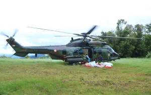 TNI AU Distribusi Logistik dan Evakuasi Korban Terisolasi Bencana Luwu