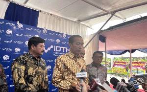 Jokowi Berkelakar Berlabuh di Pelabuhan Usai Lengser