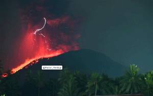 Letusan Gunung Ibu Ciptakan Badai Petir Vulkanik Saat Dini Hari