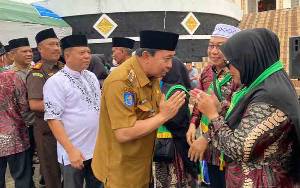 Pj Bupati Sukamara Lepas Keberangkatan 50 Jemaah Calon Haji