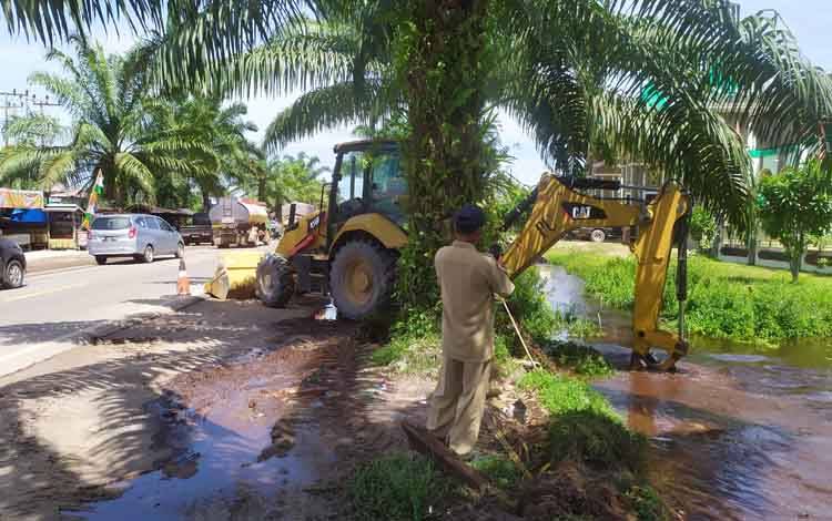 Pemkab Kotim Kerahkan 2 Alat Berat Kurangi Banjir di Jalan Trans Kalimantan