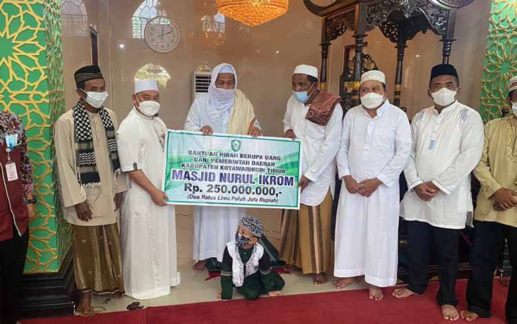 Pemkab Kotim Serahkan Bantuan Rp 250 juta untuk Masjid Nurul Ikrom