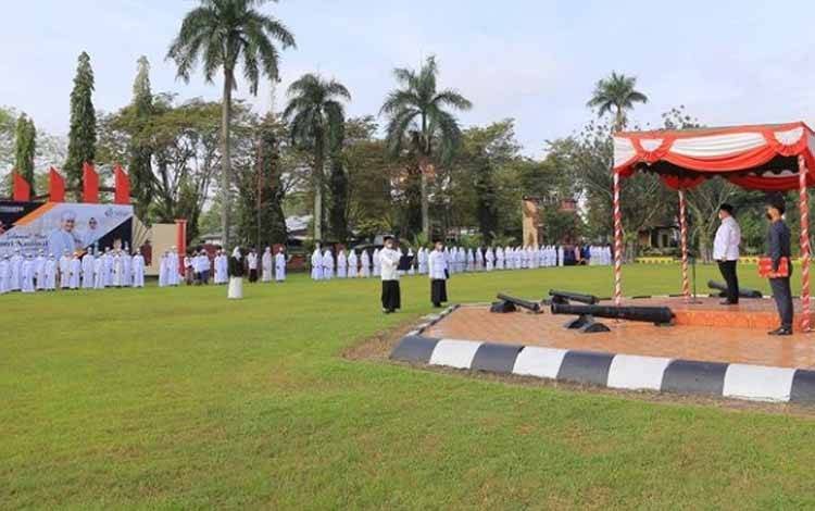 Bupati Kotim Halikinnor saat memimpin upacara hari santri
