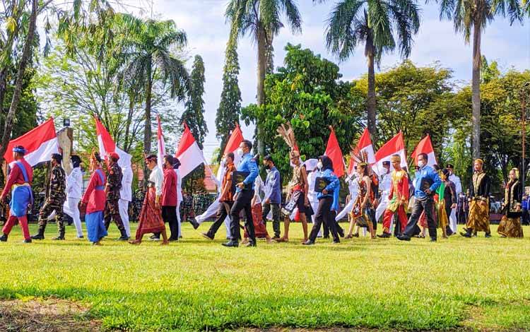 Sejumlah pemuda usai melakukan ikrar pada kegiatan upacara peringatan Hari Sumpah Pemuda di Kotim