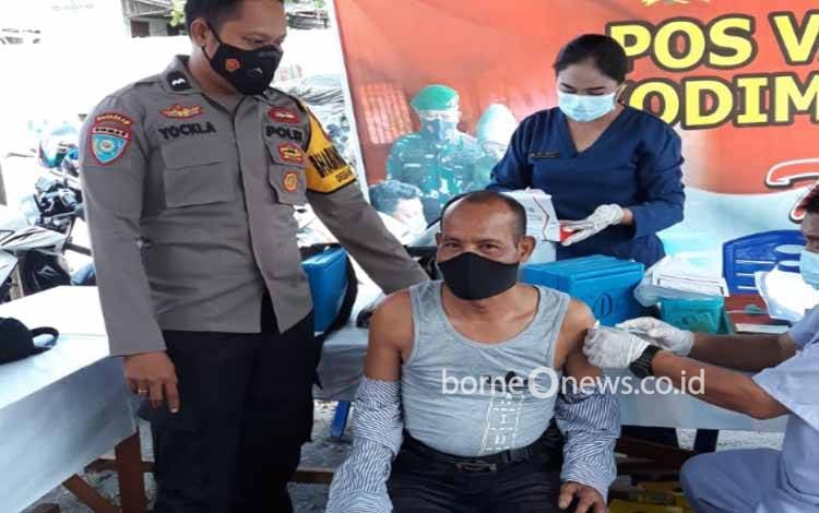 Pelaksanaan Vaksinasi Covid-19 di Hampalit Dikawal Anggota Polsek Katingan Hilir