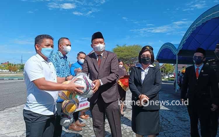 Pemkab Gunung Mas Serahkan Bantuan 6 Bola untuk Karang Taruna Desa Jakatan Raya