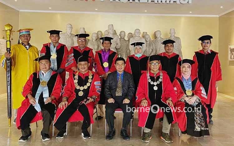 Bupati Barito Timur Ampera AY Mebas berfoto bersama tim penguji disertasi sesaat setelah dinyatakan lulus dan menyelesaikan pendidikan doktor (S3) di Universitas 17 Agustus 1945 atau Untag Surabaya.