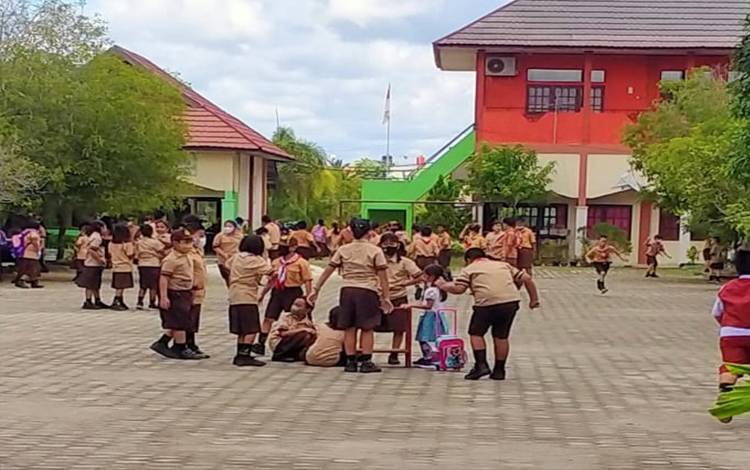 Anak-anak Sekolah Dasar sedang mengisi waktu istirahat jam pelajaran dengan bermain bersama. (FOTO: TESTI PRISCILLA)
