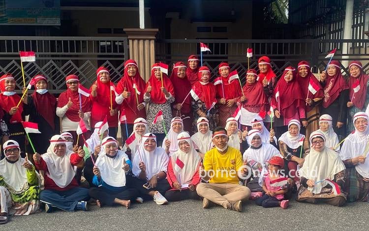 Kalangan Lansia di Palangka Raya juga memeriahkan HUT RI sambil olahraga bersama. (FOTO: HOLIS PERDANA)