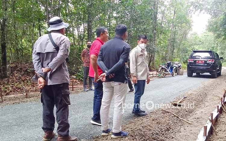 Bupati Barito Timur Tinjau Proyek Jalan Gumpa - Mangkarap