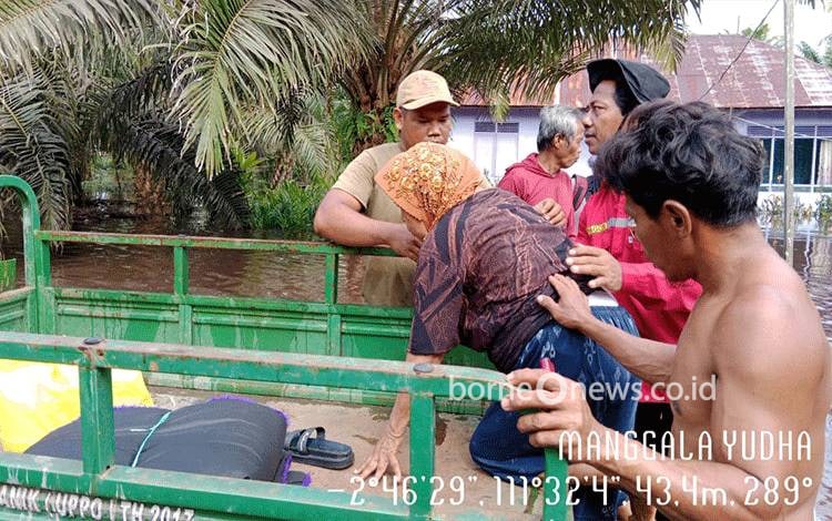 Dengan Peralatan Minim, Relawan Balakar Manggala Yudha Evakuasi Lansia di Tengah Banjir