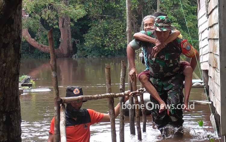 BPBD Palangka Raya Bersama TNI-Polri Evakuasi Lansia Terdampak Banjir