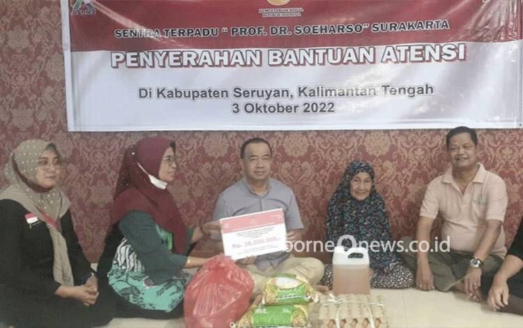 Bupati Seruyan Serahkan Bantuan Paket Sembako untuk Lansia