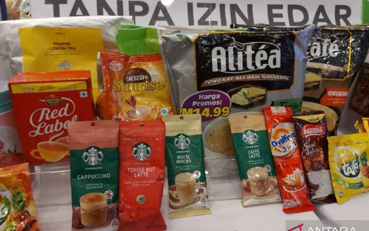 Barang bukti kopi Starbucks kemasan kantong yang disita BPOM RI karena tidak memiliki izin edar resmi perintah. Produk tersebut dipajang dalam agenda konferensi pers di Gedung BPOM RI, Senin (26/12/2022). (ANTARA/Andi Firdaus)