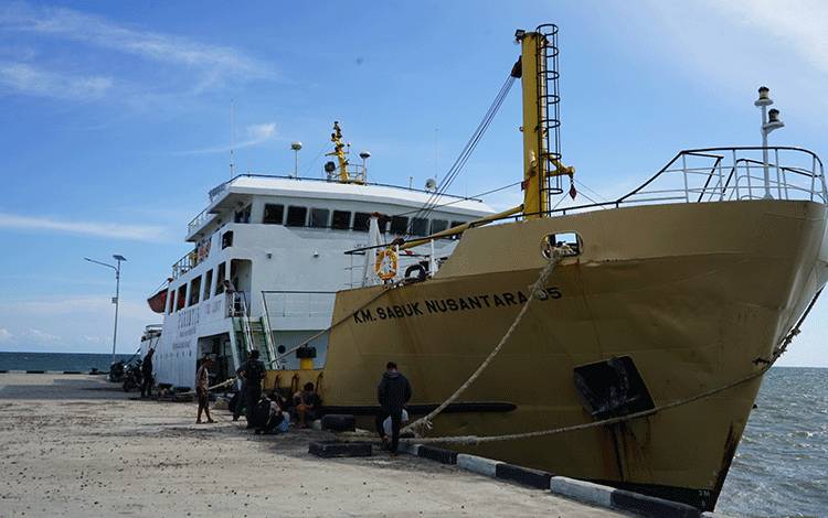 Kapal Penumpang Perintis? KM?Sabuk Nusantara 35 saat tiba dan sandar? di Pelabuhan Teluk Segintung (Foto : Ist)