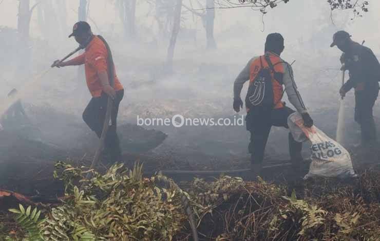 Tim Satgas Karhutla Kota Palangka Raya saat melakukan pendinginan lahan di Jalan Bengaris (Foto : IST)