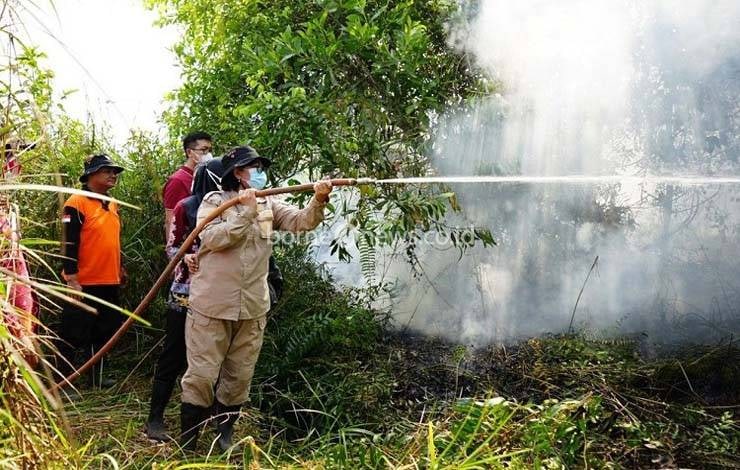 Pj Bupati Lamandau Ikut Padamkan Kebakaran Lahan