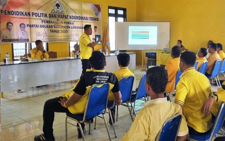 Salah satu Narasumber menyampaikan materi pada kegiatan Pendidikan Politik di Kantor DPD Partai Golkar Lamandau. (FOTO : HENDI NURFALAH)