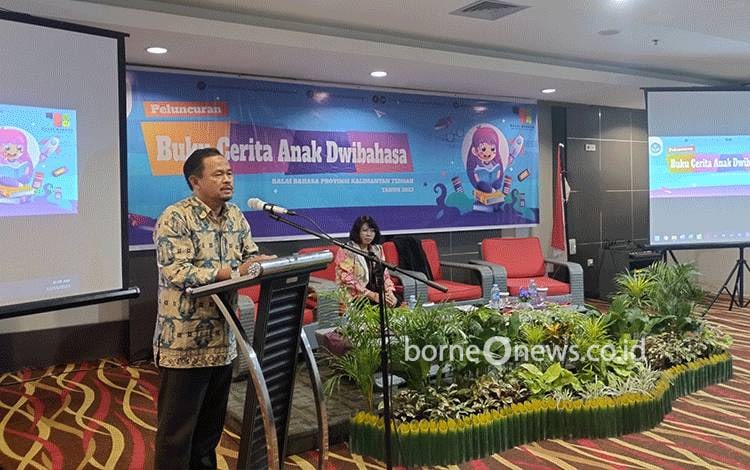 Kepala Balai Bahasa Kalteng, Muhammad Muis saat peluncuran buku cerita anak dwibahasa.(FOTO: TESTI PRISCILLA)