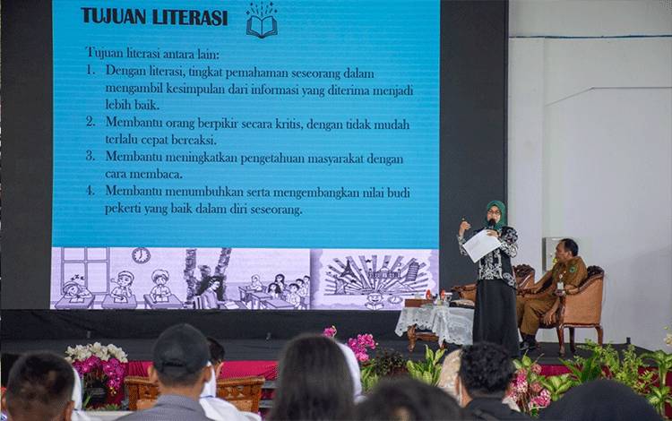 Bunda Literasi Kapuas, Agustina Erlin Hardi sosialisasikan peran Bunda Literasi dalam meningkatkan budaya gemar membaca, bertempat di Aula Rumah Jabatan Bupati Kapuas, Senin, 12 Februari 2024. (FOTO: IST)