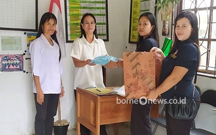 Karang Taruna Ampari Berkarya menyerahkan kaos polo merdeka belajar untuk kepala sekolah dan guru-guru TK Melati Ampari, sebagai bentuk dukungan terhadap guru-guru TK. (FOTO: IST)