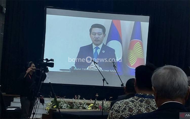 Deputi Perdana Menteri sekaligus Menteri Luar Negeri Laos Saleumxay Kommasith menyampaikan pesan secara daring dalam perayaan 57 tahun ASEAN yang diadakan di Sekretariat ASEAN di Jakarta, Kamis (8/8/2024). (ANTARA/Katriana)