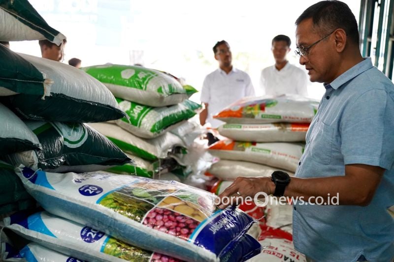 Direktur Utama Pupuk Indonesia Rahmad Pribadi saat mengunjungi gudang pupuk di Ngawi, Jawa Timur, Kamis (19/9/2024). ANTARA/HO-Pupuk Indonesia