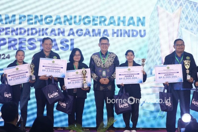 Para guru agama Hindu berprestasi berfoto bersama dalam Anugerah Guru Pendidikan Agama Hindu Berprestasi Tingkat Nasional tahun 2024. (ANTARA/HO-Kemenag)