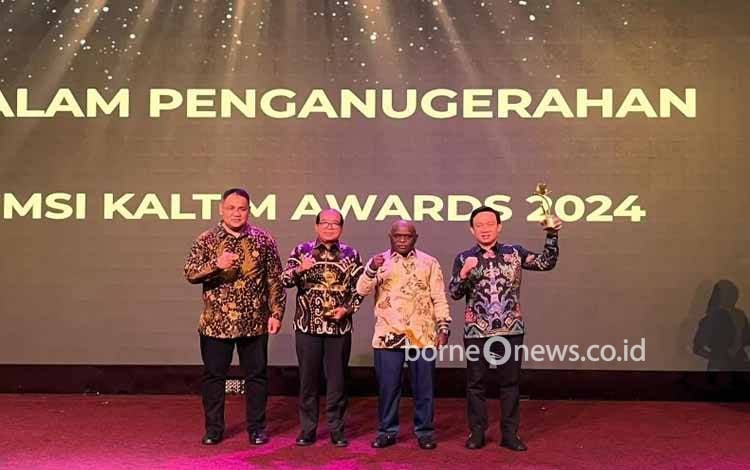 Menteri HAM Terima Penghargaan Tokoh Nasional Demokratis Berintegritas