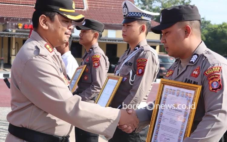 Kapolres Seruyan Serahkan Penghargaan Kepada Personel Berprestasi