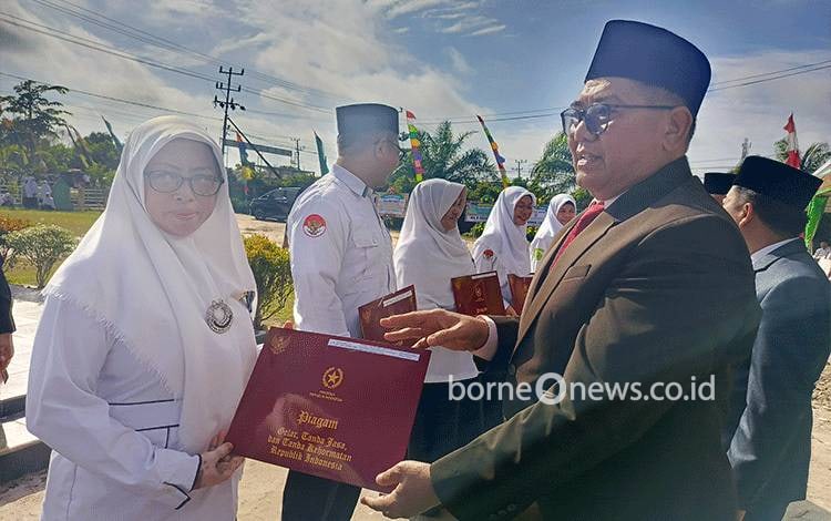 Kemenag Kotim Apresiasi Dedikasi Guru dengan Penghargaan Satya Lencana Karya Satya