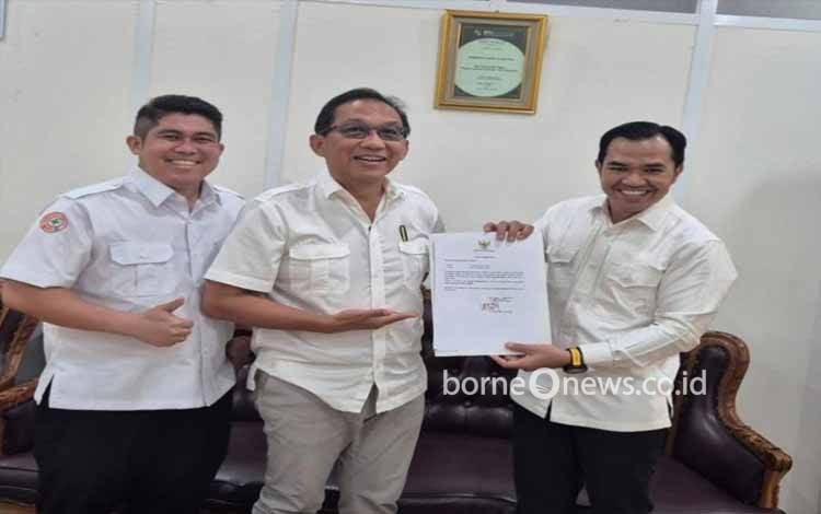 Direktur RSUD Pulang Pisau dr Mulyanto Budiharjo bersama Bupati Pulang Pisau Ahmad Rifa'i, Kamis 6 Maret 2025. (RETHA)