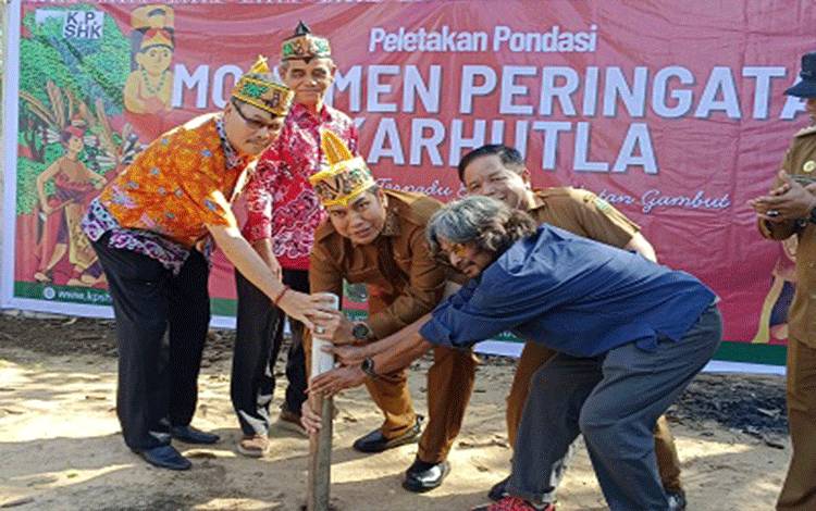 Direktur KPSHK Muhammad Djauhari bersama Wakil Bupati Pulpis saat menancabkan tiang pembangunan Monumen Peringatan Karhutla, Selasa 19 Agustus 2025. (FOTO : RETHA)