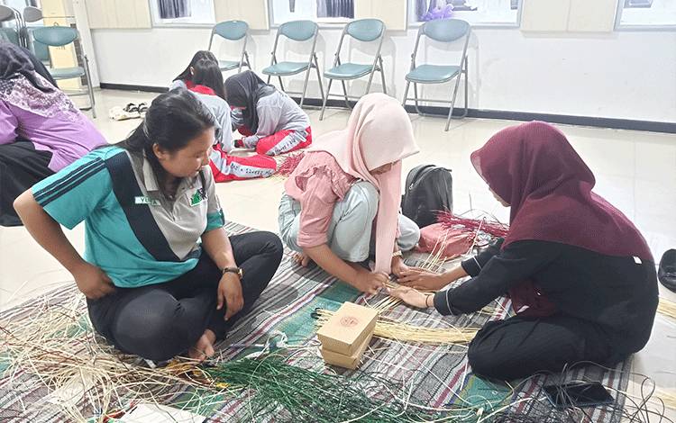 Lestarikan Warisan Budaya Kalteng, KPSHK Gelar Lomba Mengayam Rotan