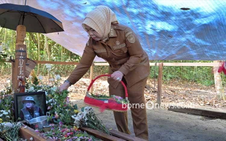 Bupati Kobar Ziarah ke Makam Prof. Birute Galdikas, Tegaskan Komitmen Jaga Hutan dan Orangutan