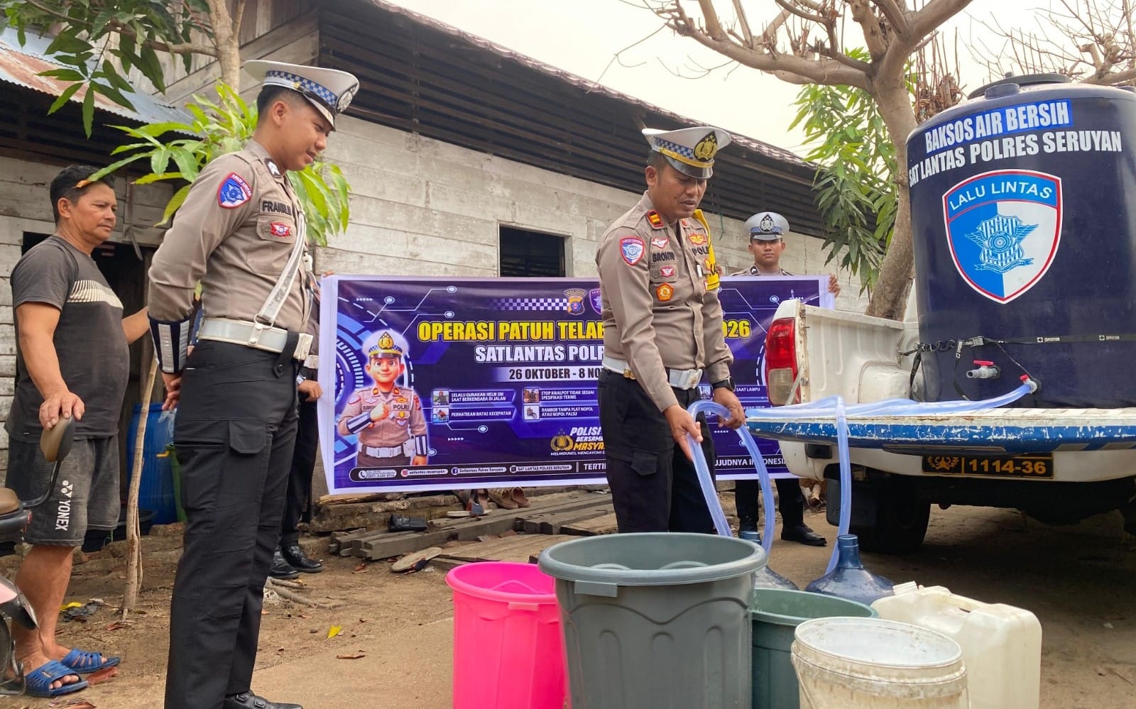 Ops Patuh Telabang, Satlantas Polres Seruyan Salurkan Air Bersih ke Warga Sungai Undang