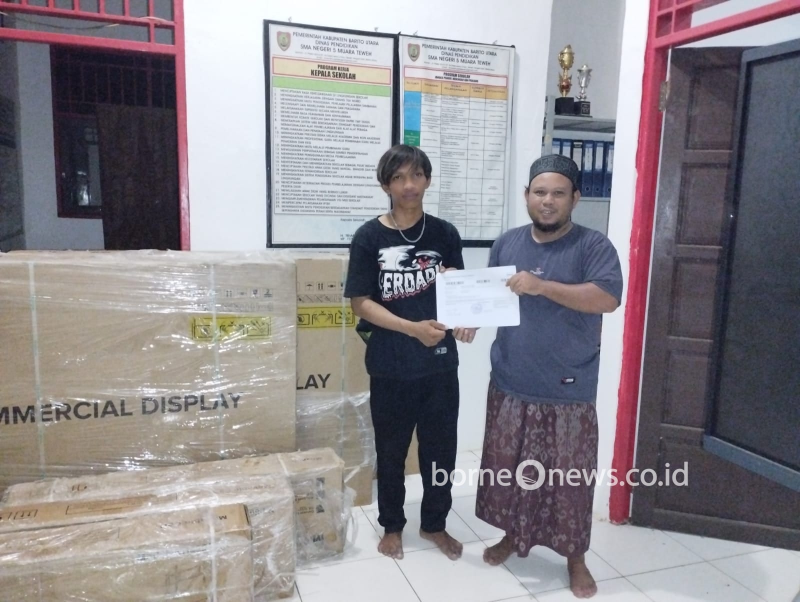 SMAN 5 Muara Teweh Terima Bantuan Papan Interaktif Digital dari Pemerintah Pusat